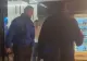 Bărbat îmbrăcat în călugăr, scos cu forța dintr-un restaurant din Focșani. Agentul de pază a folosit un șpray lacrimogen și l-a lovit cu bastonul