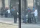 Scene impresionante în Baia Mare: Un grup de tineri ajută un bătrân căzut pe stradă 