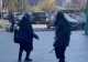 Două bunicuţe s-au luat la bătaie în plină zi pe o stradă din Reşiţa VIDEO