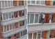 Spiderman a la Cluj. S-a cățărat pe bloc până la etajul 2 și oamenii s-au trezit cu el pe balcon. O femeie l-a mușcat de mână