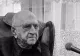 Sicriul cu trupul scriitorului Dinu Săraru, depus în Sala Mare a Teatrului Național București