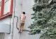 Gest disperat din cauza sărăciei. S-a urcat pe clădirea primăriei Baia Mare și a amenințat că se omoară