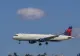 O pasageră a unui avion Delta, ameninţată cu debarcarea pentru că nu purta sutien! Avocata femeii: "Sânii nu sunt arme de război"