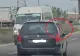 Copil de 3-4 ani, ieșit pe geamul unei mașini aflate în mers: părinții nu au luat nicio atitudine. Scene ireale în trafic, la Constanța!