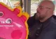 Circ da, proiecte ba. Piedone s-a dat în roller coaster cu un balon cu Purcelușa Pepa. Imaginile au devenit virale VIDEO