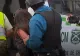 Ca-n filmele de acțiune! O femeie a furat arma unui polițist și a împușcat 3 oameni. Totul în timp ce era încătușată VIDEO