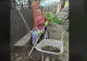 Fata care dă cu lopata, deși este imobilizată în scaun cu rotile