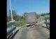 Un șofer „perseverent”: Nu s-a lăsat până nu a distrus un pod cu camionul VIDEO