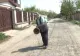 Revoltă în cel mai bogat sector al Capitalei. Localnicii s-au săturat și au ieșit la cârpit gropile cu roaba