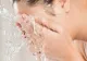 Chiar ai nevoie să te speli pe față dimineața și seara? Răspunsul unui dermatolog s-ar putea să te surprindă