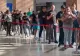 Imaginile umilinței: Coadă la tigăi în cel mai mare mall din România