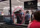 Bărbat, prins în timp ce încerca să fure cafea și ciocolată dintr-un supermarket din Maramureș. Angajații l-au imobilizat până la venirea poliției
