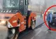 Un primar aflat în plină campanie electorală verfică stadiul lucrărilor de asfaltare cu un bolid de lux