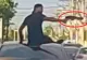Doi bărbaţi, surprinși urcaţi pe plafonul unei maşini în mers, unul având o armă airsoft pe care o îndrepta către trecători! Scene șocante în trafic, la Turnu Măgurele