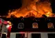 Un atelier de tâmplărie din județul Alba a luat foc: incendiul s-a extins și la o locuință și o pensiune. 26 de persoane, evacuate