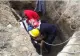 Un muncitor care lucra la o reţea de canalizare în Argeș, acoperit de un val de pământ