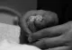 Un bebeluș a fost găsit mort după ce bunica l-a abandonat printre stânci. Mama copilului are 13 ani