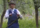 Imagini INEDITE: Veteranul de război care, la 102 ani, cosește iarba VIDEO