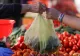 Ce să mănânci pe caniculă. Lista alimentelor care te scapă de calvarul temperaturilor șoc