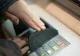 O nouă metodă de înșelăciune la bancomat. Inventivitatea hoților a uimit polițiștii