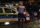 Eroul în uniformă albastră care a dirijat traficul în timpul furtunii. A stat cu apa până la genunchi în mijlocul intersecției - VIDEO