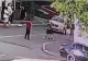 Copil de 11 ani, bătut pe stradă de un bărbat, în miezul zilei. Incredibil ce l-a scos din fire pe agresor - VIDEO