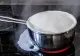 Ce trebuie să pui în lapte la fiert ca să nu se mai prindă de oală