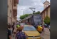Moment viral: Mașină mutată cu mâinile goale de pe linia de tramvai - VIDEO