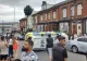 Haos în Leeds, Anglia, după ce românii au răsturnat mașina poliției și atacă tot ce trimit autoritățile. MAE se implică în caz. VIDEO - Momentul care a declanșat furia compatrioților