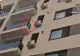 Ghinion pentru niște traficanți, în timpul perchezițiilor: Au aruncat drogurile pe geam, dar au căzut direct în capul polițiștilor