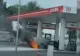 La un pas de TRAGEDIE! O mașină a luat foc în benzinărie, în timp ce se afla la pompă VIDEO