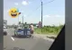 Polițist filmat în timp ce își împinge mașina de serviciu. Imagini revoltătoare - VIDEO