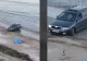 Val de ironii după cu un șofer a intrat cu mașina în mare. VIDEO cu glumele martorilor, în timp ce șoferul se chinuie să iasă din încurcătură