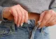 Trucul genial prin care poți să lărgești pantalonii strâmți în talie în câteva secunde. Tot ce îți trebuie este un elastic de păr