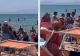 VIDEO - Păruială de zile mari pe plajă între două femei, din cauza unui șezlong