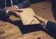 Avocat reținut după ce a fost prins cu șpaga în geantă. A luat mită ca să tergiverseze un dosar penal