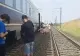 Tragicomedie la CFR: Două vagoane ale unui tren s-au desprins în mers, pasagerii s-au trezit blocați în mijlocul câmpului