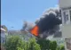 Acoperișul unui bloc din Piatra Neamț, cuprins de incendiu. Un nor gros de fum negru a acoperit cerul VIDEO