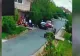 Bătaie între două bande rivale cu scaune și lăzi de bere. Polițiștii prinși în mijlocul conflictului