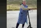 O bunicuță a fost filmată dând bice unei trotinete electrice VIDEO