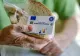 Pensionarii care au venituri până în 2210 lei vor primi în continuare cardurile sociale. Anunțul premierului privind ajutoarelele pentru încălzire
