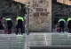 Spiderman de Brașov: Un bărbat în chiloți a fost luat pe sus de forțele de ordine, după ce a încercat să escaladeze un obiectiv turistic