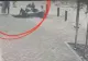 Momente terifiante pentru o turistă. A dispărut o groapă de 8 metri în asflat VIDEO
