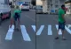 A făcut trecere de pietoni cu TRAFALETUL, ca să treacă de acasă la cârciumă. Gestul hilar al unui sucevean i-a surprins și pe polițiști - VIDEO