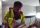 Gest DEZGUSTĂTOR făcut de un poștaș, chiar în fața ușii. Ghinonul lui a fost camera de supraveghere - VIDEO