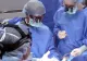 O doctorița și-a lăsat fiica de 13 ani să opereze un pacient la cap. Anchetă uriașă a poliției