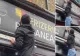 Proprietarul unei frizerii românești din Londra a șters drapelul României și inscripția "Frizerie românească" de frica protestelor - VIDEO