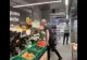 Imagini șocante, filmate într-un magazin alimentar. Un bărbat s-a luat la bătaie cu câțiva tineri printre rafturi