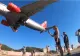 Aeroportul unde avioanele zboară la câțiva metri de capetele oamenilor. Imagini șocante cu aterizări periculoase în insula iubită de turiștii români
