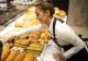 De ce supermarketurile pun brutăria la intrare. Trucul prin care te ademenesc să cumperi mai mult